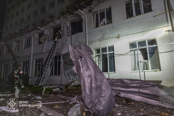 Харківщина під масованою ворожою атакою, сталися пожежі, руйнації будівель, є постраждалі (фото, відео)