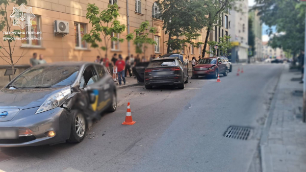 У центрі Тернополя п’яна водійка Audi влаштувала ДТП за участю трьох авто (фото)