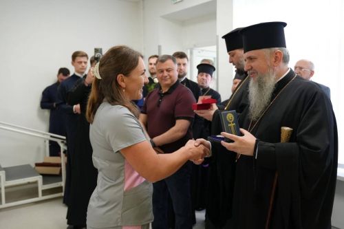 Митрополит Епіфаній разом із очільником ОВА відвідали поранених воїнів у лікарні на Тернопільщині (фото)