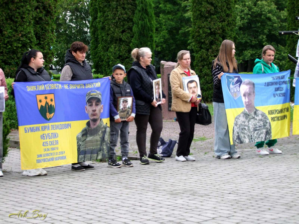 «Чекаємо кожного»: у Шумську провели акцію на підтримку військових (фото)