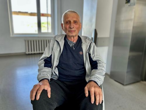«Мені просто розірвало черевну порожнину»: чоловік, який дивом вижив після ракетного удару по Тернополю, повернувся додому (фото)