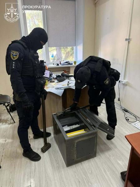 Обшуки на Тернопільщині: викрили діяльність банди, яка спекулювала на продажі деревини (ФОТО)