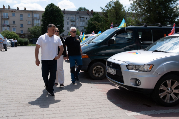 Ще 8 авто для фронту: у Тернополі передали допомогу з Норвегії для ЗСУ (фото)