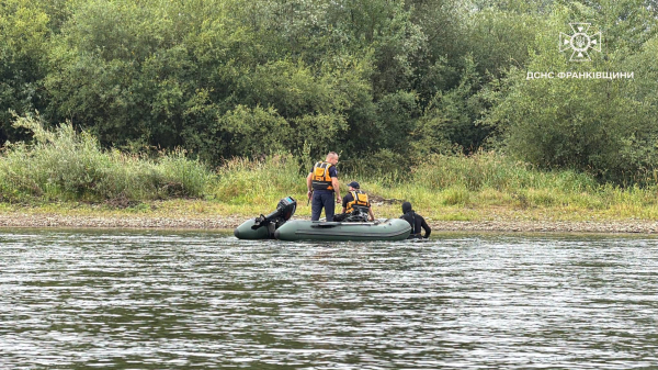 Тернопільські водолази шукають у Дністрі зниклого 13-річного підлітка (фото, відео)