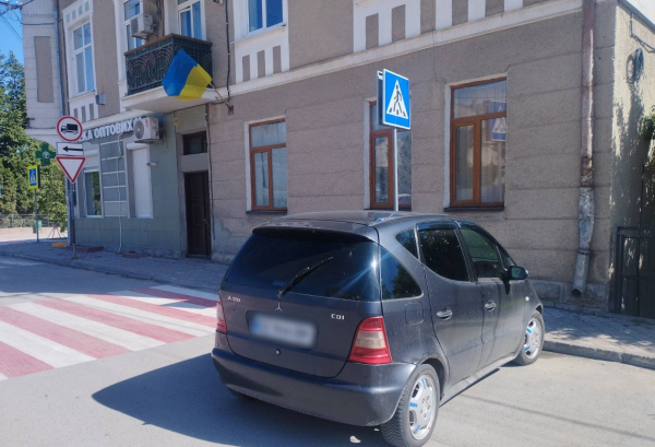 Дорогі авто не звільняють від правил: у Чорткові штрафують порушників паркування (фото)