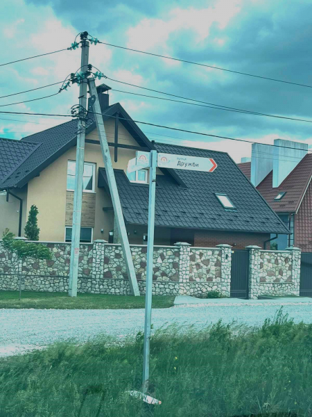 Зірвали, поламали та погнули: вандали у Байківцях пошкодили покажчики вулиць (фото)
