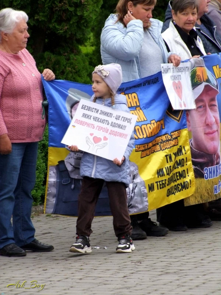 «Чекаємо кожного»: у Шумську провели акцію на підтримку військових (фото)