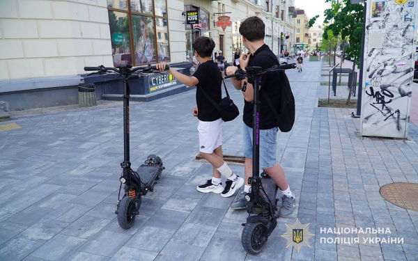 За два місяці тернопільські поліцейські виявили 35 нетверезих водіїв електросамокатів (фото, відео)