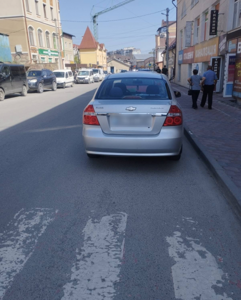 Дорогі авто не звільняють від правил: у Чорткові штрафують порушників паркування (фото)