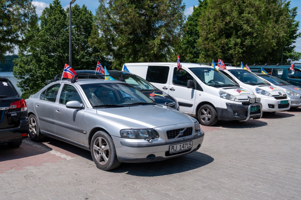 Ще 8 авто для фронту: у Тернополі передали допомогу з Норвегії для ЗСУ (фото)