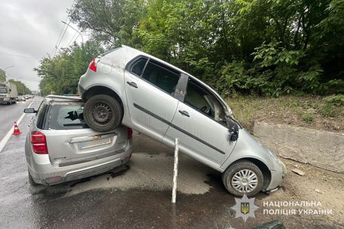 У Тернополі на Текстильній водійка заїхала на дах попутного авто (відео)