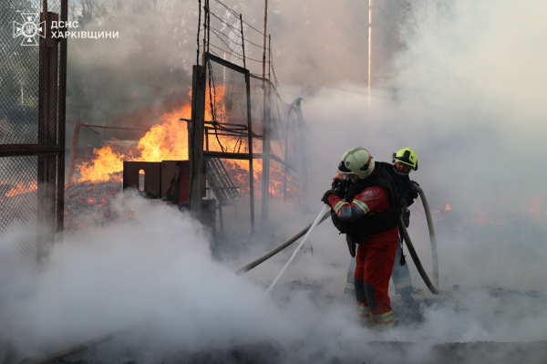 Харківщина під масованою ворожою атакою, сталися пожежі, руйнації будівель, є постраждалі (фото, відео)