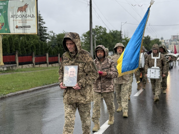 Поранення виявились смертельними: в останню дорогу провели воїна з Петриків Юрія Луханіна (ФОТО)
