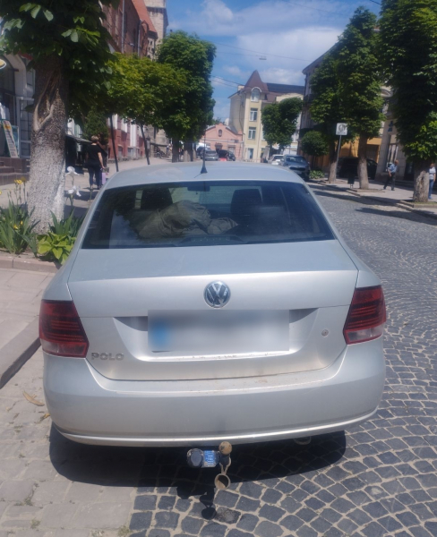 Дорогі авто не звільняють від правил: у Чорткові штрафують порушників паркування (фото)