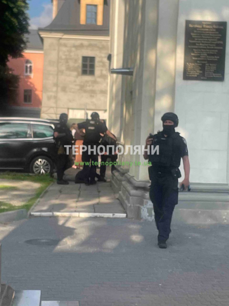 Біля Катедрального собору в Тернополі сталася бійка: одного з чоловіків затримала поліція (фото)