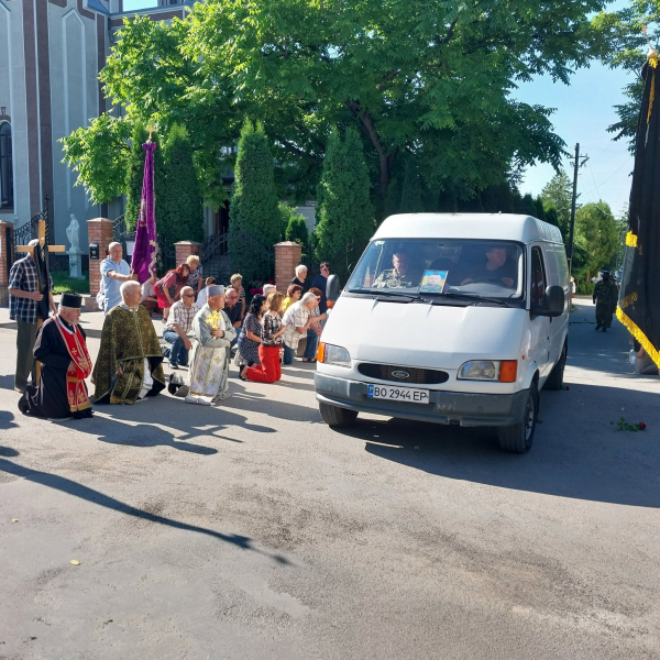 На Борщівщині живим коридором зустріли полеглого воїна Костянтина Соколівського (фото)