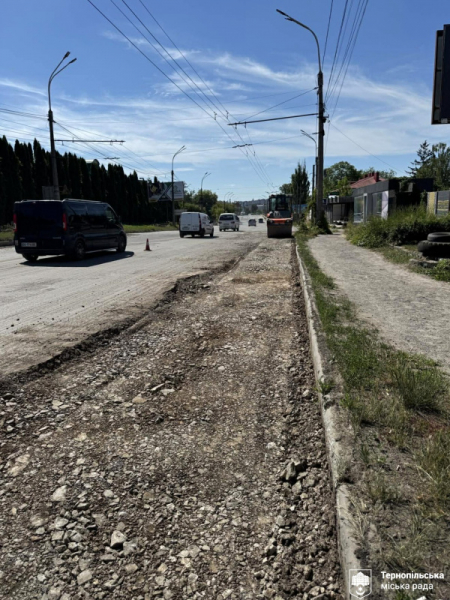 Облаштовують перехрестя з круговим рухом, ремонтують дороги і тротуари у Тернополі: деталі