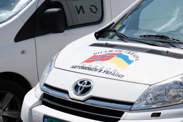 Ще 8 авто для фронту: у Тернополі передали допомогу з Норвегії для ЗСУ (фото)
