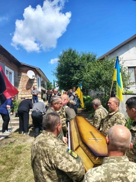 У Колиндянській громаді попрощалися із загиблим захисником Анатолієм Гайванюком (фото, відео)