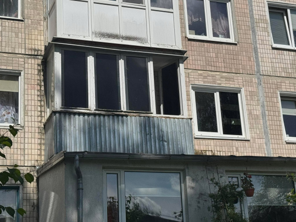 Потрощена квартира і речі під вікнами: поліція показала наслідки ранкового інциденту на Бандери у Тернополі (фото, відео)