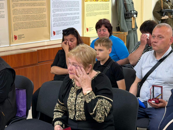 Сестри воїна з Кременеччини отримали почесну відзнаку «Хрест Героя» (фото)