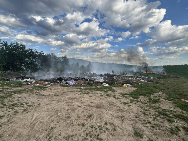 У селі на Тенопільщині вдруге з початку року підпалили сміттєзвалище (фото)