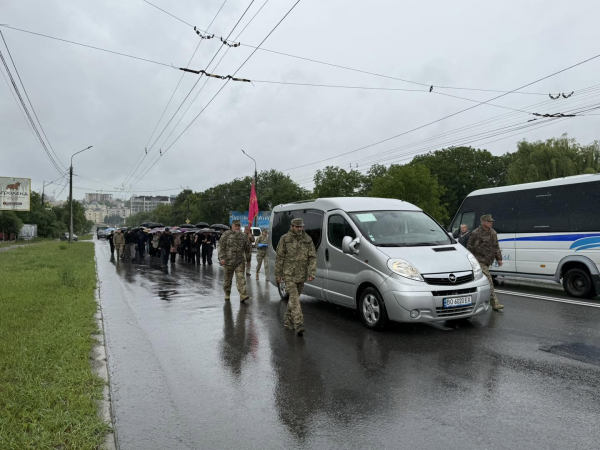 Поранення виявились смертельними: в останню дорогу провели воїна з Петриків Юрія Луханіна (ФОТО)