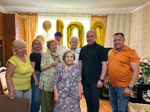 Дві епохи в одному столітті: у Тернополі привітали двох 100-річних ювілярок (фото)