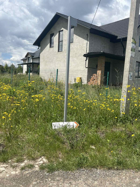 Зірвали, поламали та погнули: вандали у Байківцях пошкодили покажчики вулиць (фото)