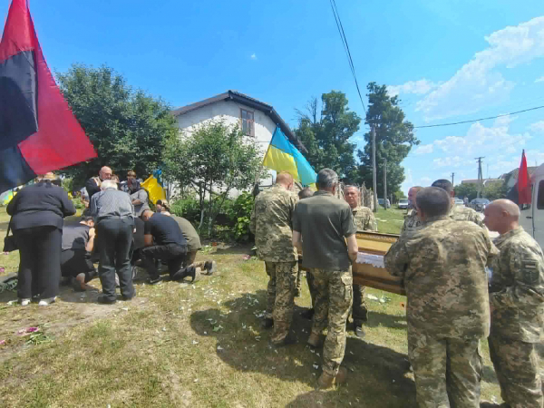 У Колиндянській громаді попрощалися із загиблим захисником Анатолієм Гайванюком (фото, відео)