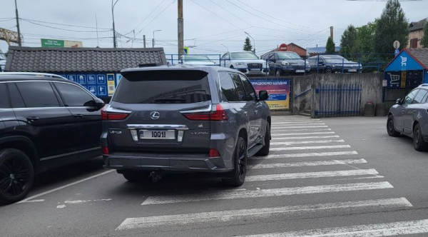 На пішохідному: у Тернополі показали, як паркуються водії елітних авто (фото)