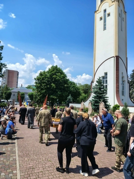 У Колиндянській громаді попрощалися із загиблим захисником Анатолієм Гайванюком (фото, відео)