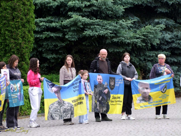 «Чекаємо кожного»: у Шумську провели акцію на підтримку військових (фото)