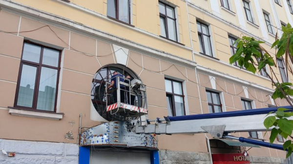 У школі Тернополя встановили відреставровану віконну раму, вартістю 120 тис грн (фото, відео)