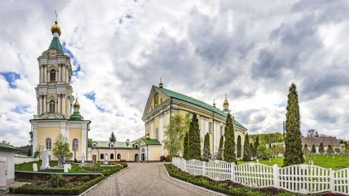До монастиря УПЦ в Кременці їдуть автобуси з силовиками: деталі