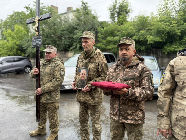 Поранення виявились смертельними: в останню дорогу провели воїна з Петриків Юрія Луханіна (ФОТО)