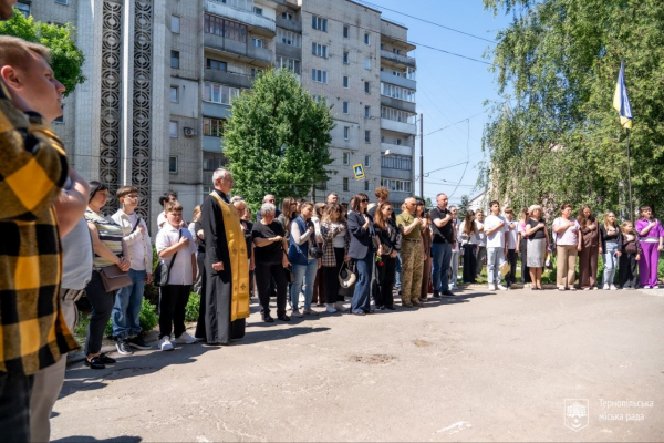 У рідній школі тернопільського воїна Ігоря Ніздропи відкрили меморіальну дошку (фото)