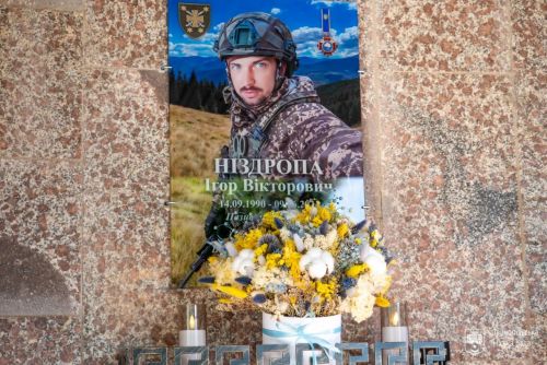 У рідній школі тернопільського воїна Ігоря Ніздропи відкрили меморіальну дошку (фото)