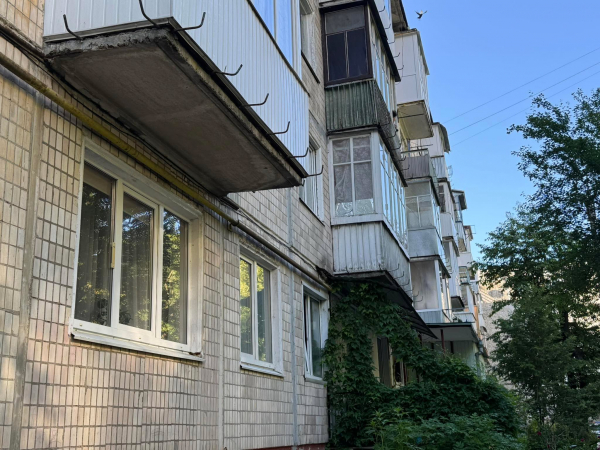Будуть штурмувати: у Тернополі в квартирі забарикадувався чоловік і утримує жінку (фото, відео)