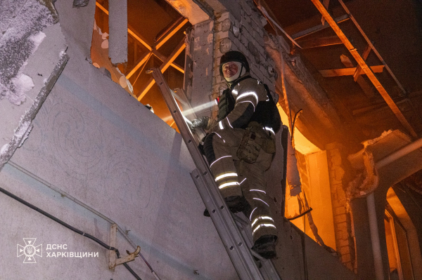 Харківщина під масованою ворожою атакою, сталися пожежі, руйнації будівель, є постраждалі (фото, відео)