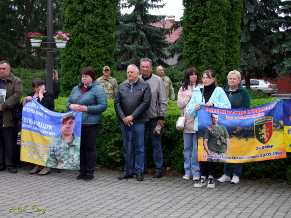 «Чекаємо кожного»: у Шумську провели акцію на підтримку військових (фото)