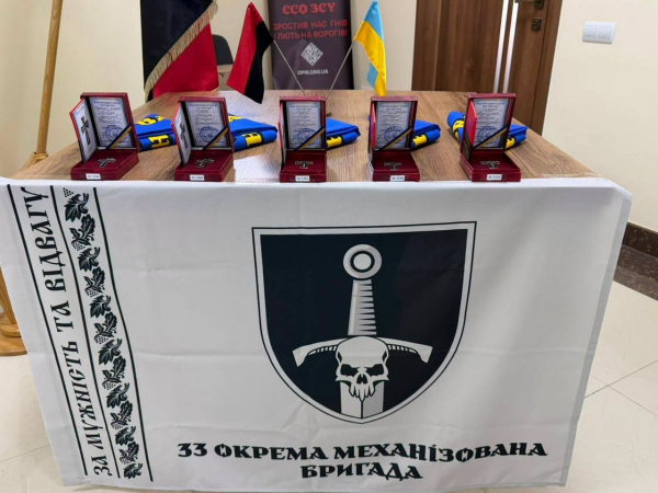 Сестри воїна з Кременеччини отримали почесну відзнаку «Хрест Героя» (фото)