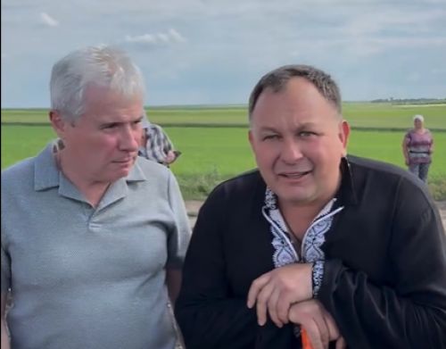 Відомий телеведучий та священник-блогер разом сапали тютюн на Кременеччині (відео)