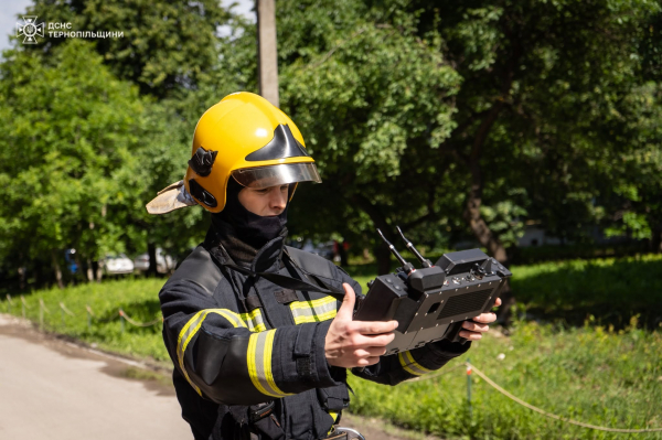 У Тернополі понад чотири години гасили масштабну пожежу на підприємстві (фото, відео)