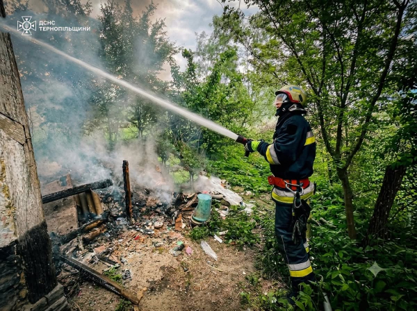 Горіли гараж та господарська будівля: сталися пожежі у Чортківському районі