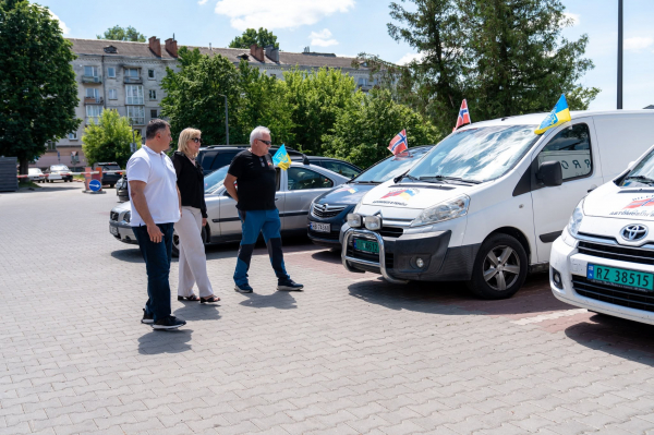 Ще 8 авто для фронту: у Тернополі передали допомогу з Норвегії для ЗСУ (фото)