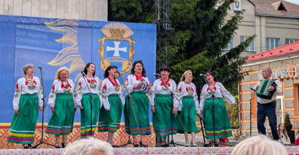 У Підволочиську відбувся благодійний фестиваль Зеленого борщу на підтримку ЗСУ (фото)