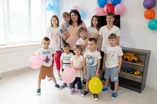 У селі Озерна відкрили дитячий будинок сімейного типу, де виховуватимуть дев'ятьох братів і сестер (фото)