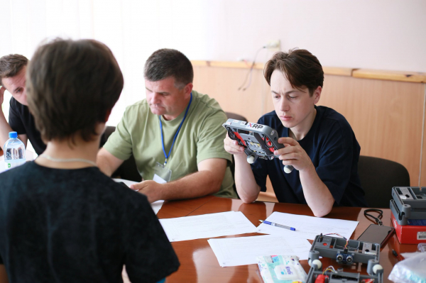 Школярі з Тернополя перемогли у всеукраїнських змаганнях із робототехніки (фото)