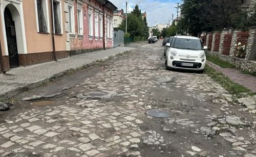 На «Новому світі» у Тернополі мешканці добилися ремонту дороги, завдяки петиції (ФОТО)